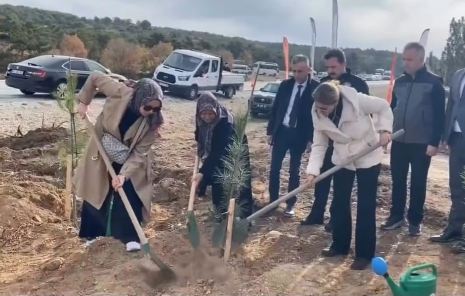 kutahyada-sehitler-anisina-400-fidan-toprakla-bulustu