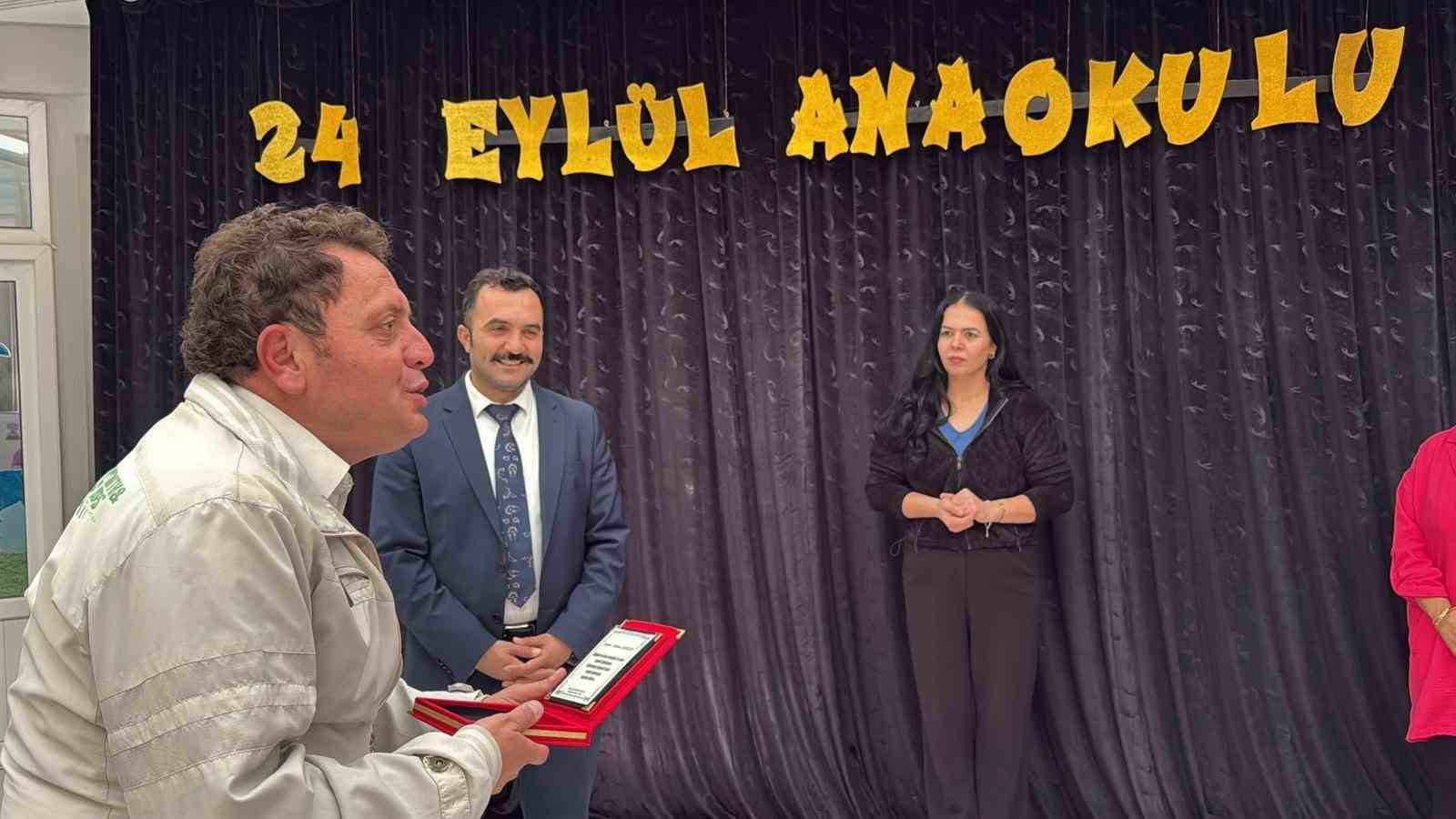 mahalle-muhtarindan-ogretmenlere-plaketli-kutlama