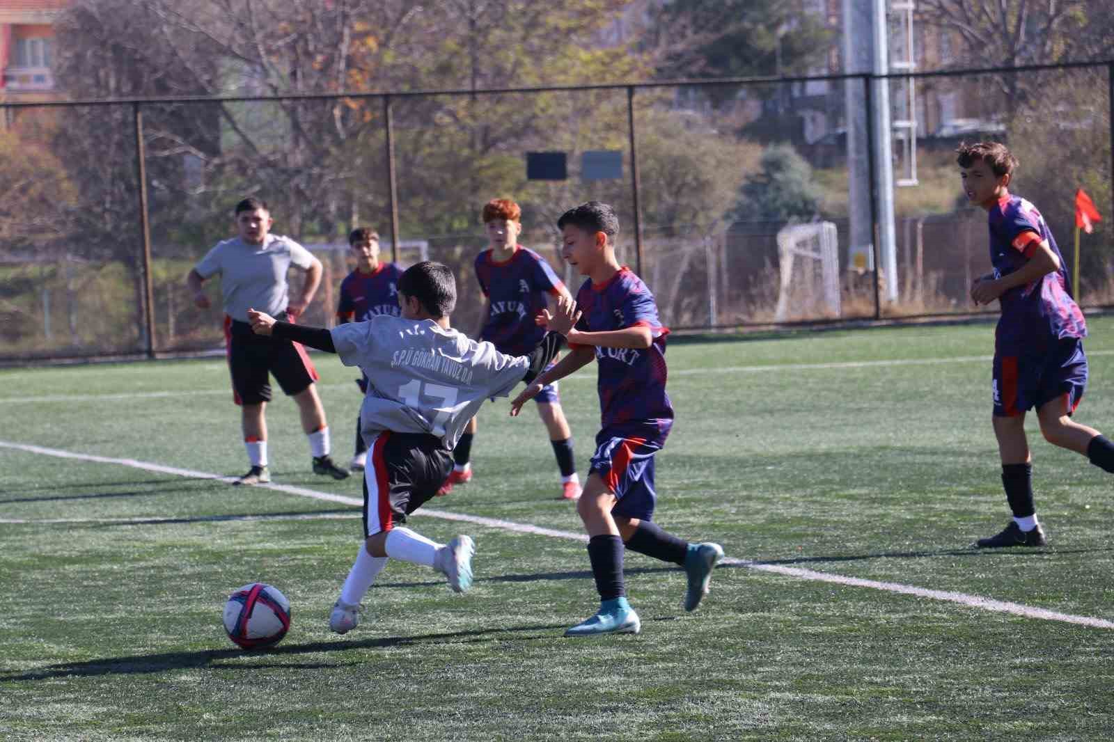 okul-sporlari-yildiz-erkek-futbol-musabakalari-suruyor
