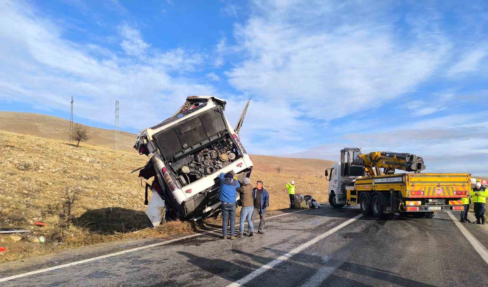 otobus-kazasinda-olenlerin-kimlik-tespit-calismalari-suruyor