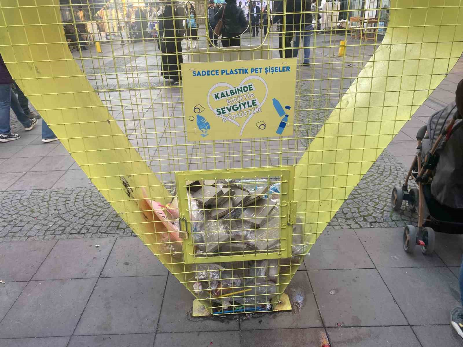 plastik-siseler-icin-kurulan-geri-donusum-kafesi-coplerle-dolduruldu