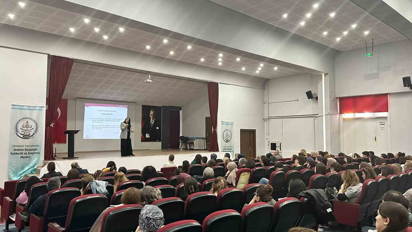 rehber-ogretmenlere-afet-ve-acil-durumlarda-psikososyal-destek-hakkinda-egitim-verildi