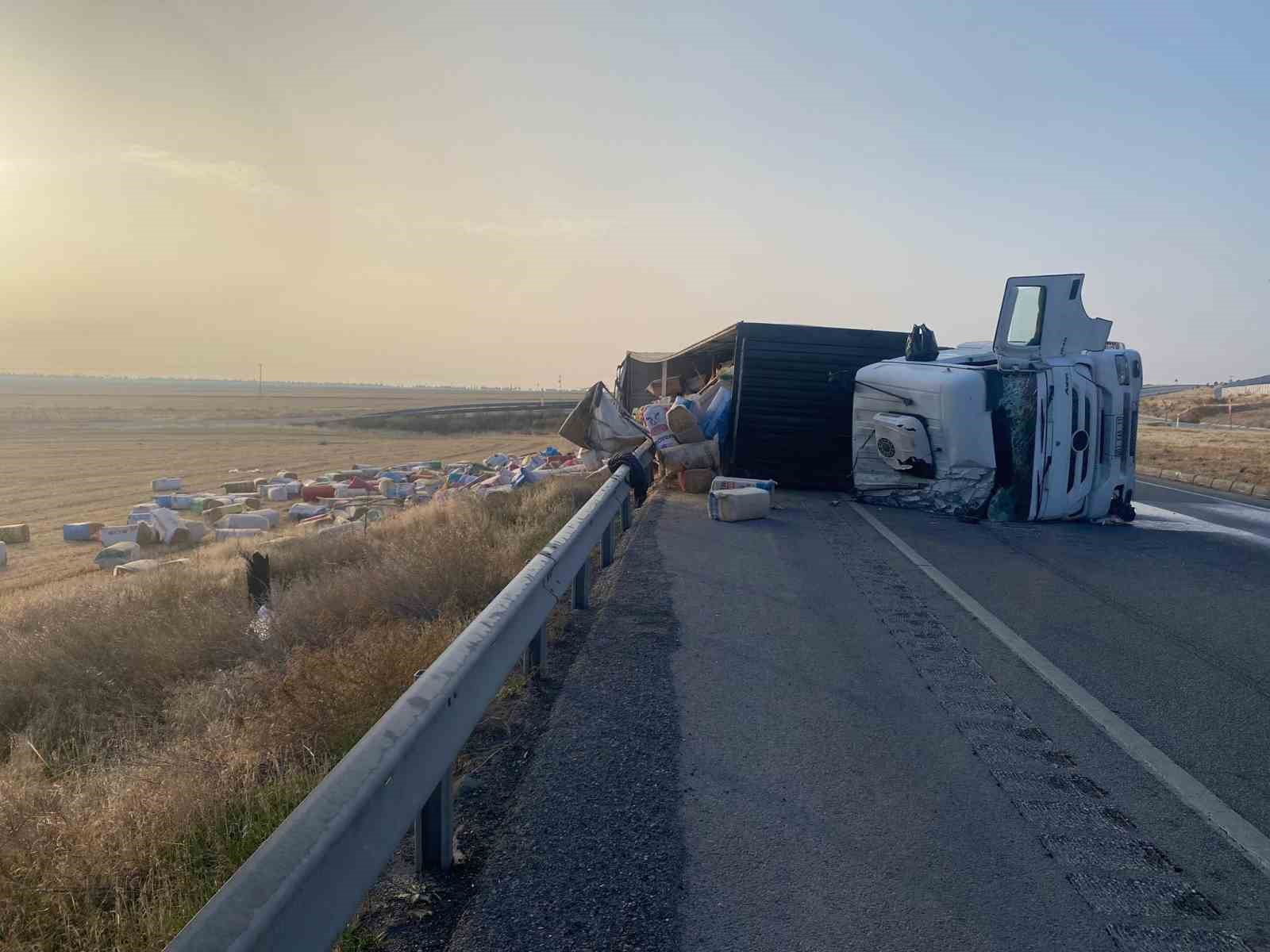 saman-yuklu-tir-devrildi