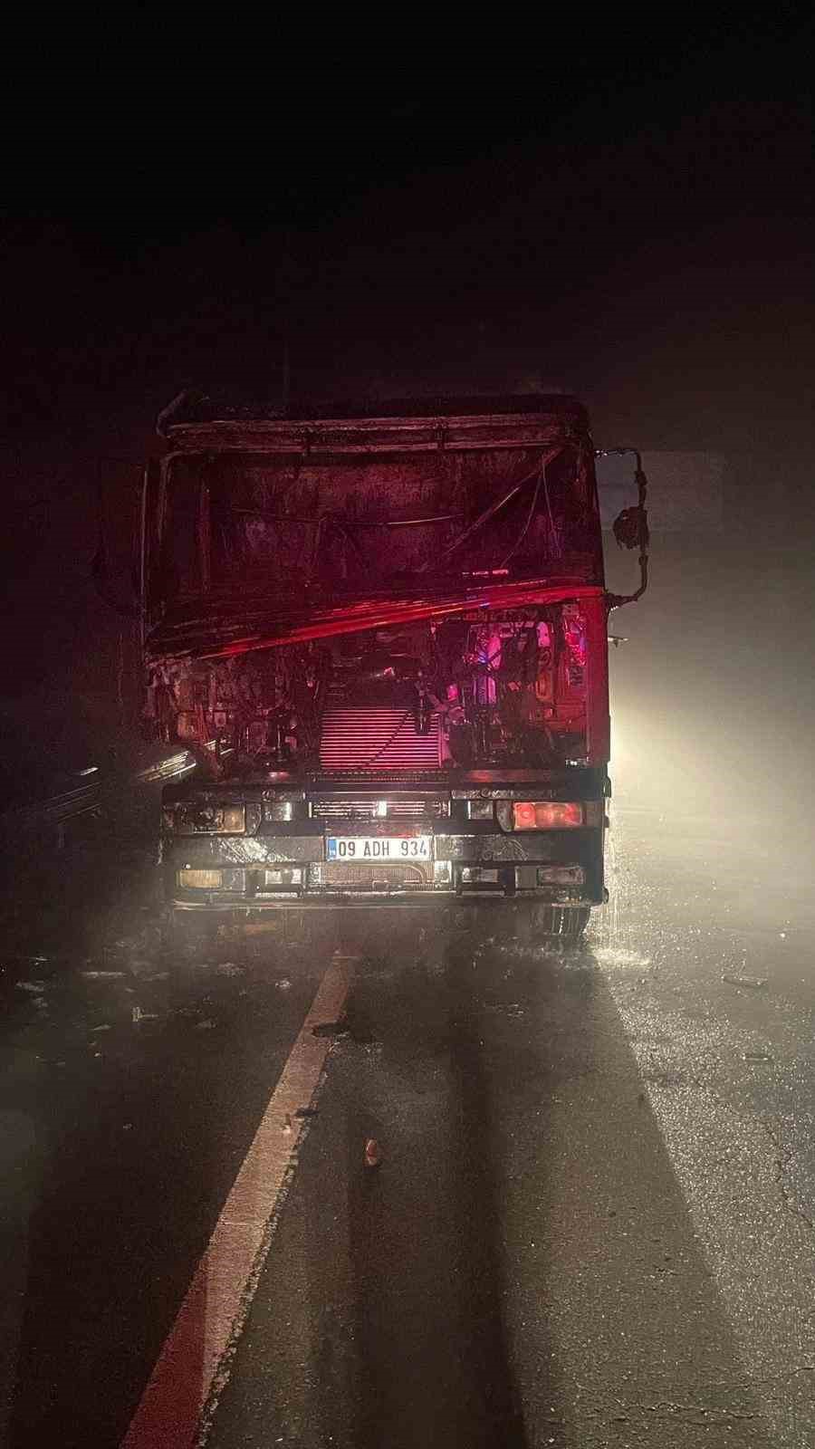 seyir-halinde-bir-anda-alev-alan-tir-kul-oldu