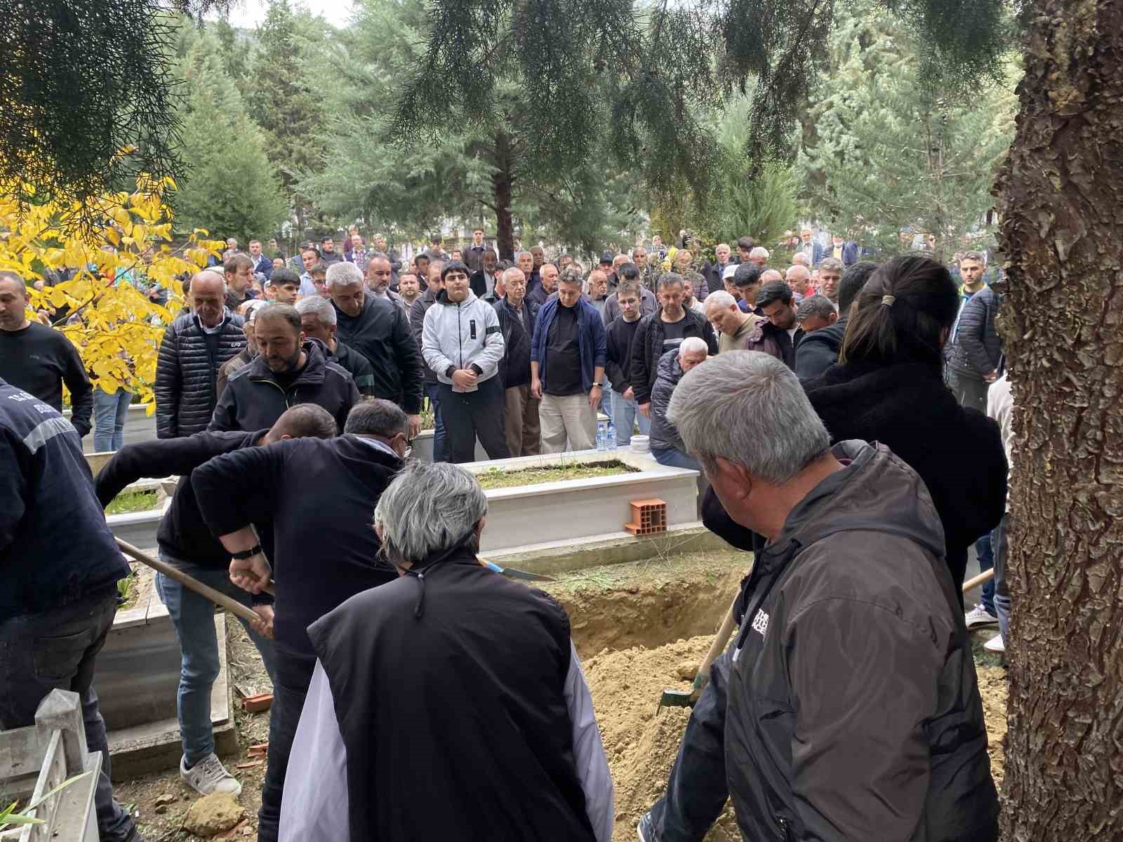 sinif-arkadasinin-yumruguyla-olen-16-yasindaki-ismail-mert-kucukbasar-bilecikte-topraga-verildi