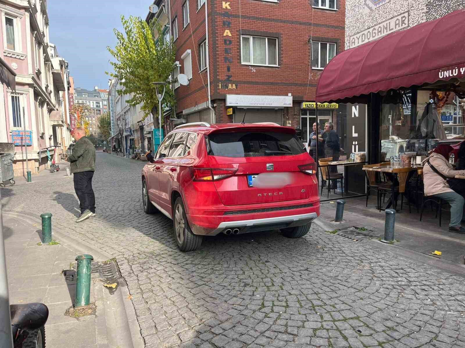 sokak-ortasina-otomobilini-birakip-islerini-halletmeye-gitti