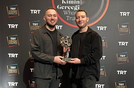 tavsanlili-yonetmen-omer-faruk-cetin-muzaffer-adli-film-ile-en-iyi-belgesel-film-odulu-aldi