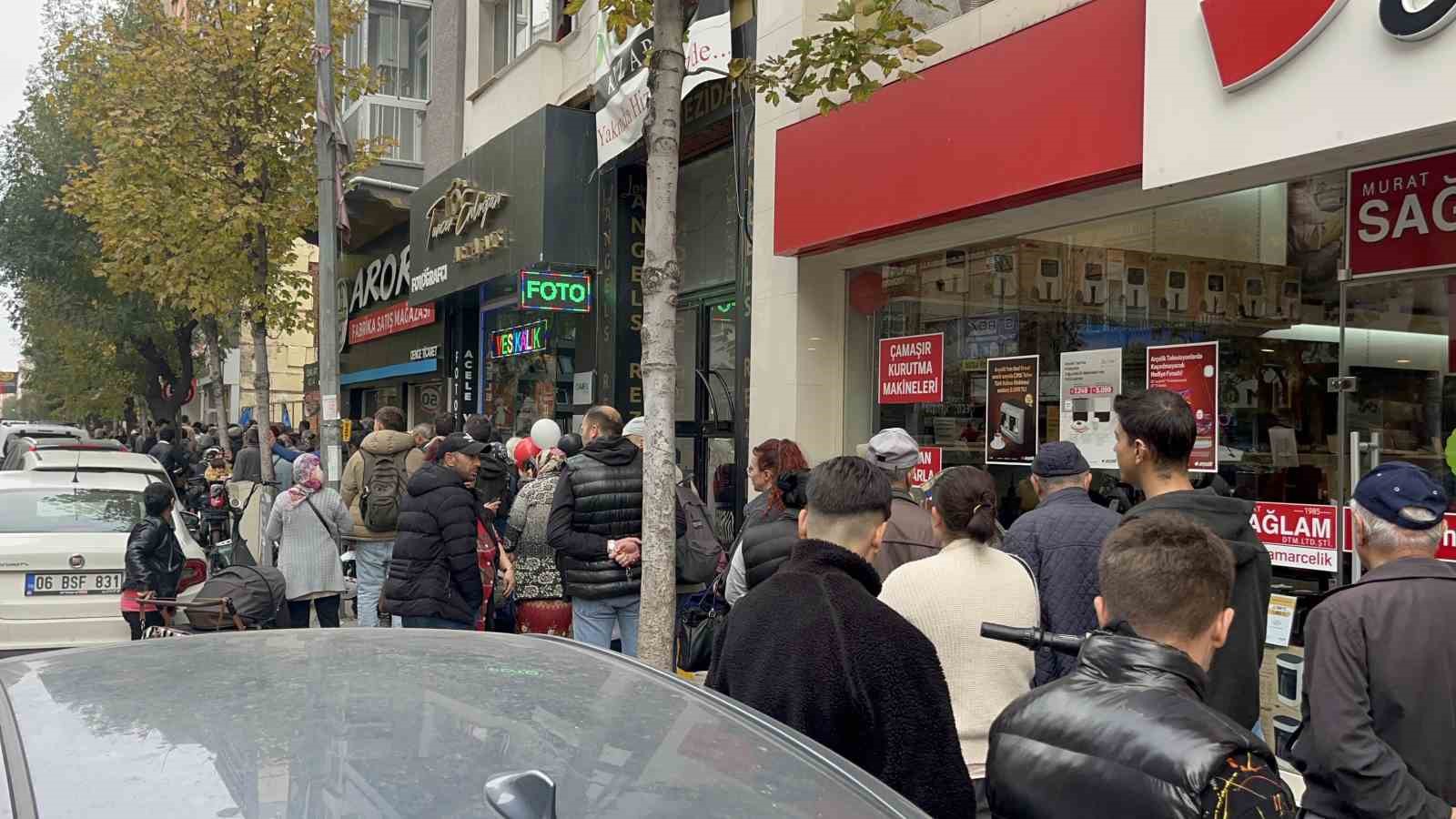 toki-basvurusu-yapmak-isteyen-vatandaslar-yuzlerce-metre-kuyruk-olusturdu