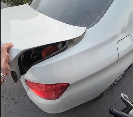 trafikte-bagaji-acik-kalan-aracin-yardimina-motosiklet-surucusu-yetisti