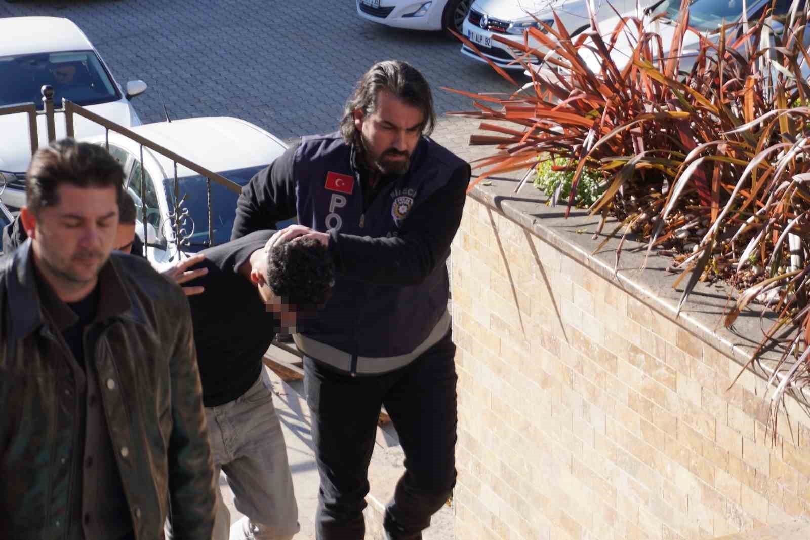 15-gun-arayla-bir-kisiyi-bicakladi-bir-kisiyi-de-oldurdu