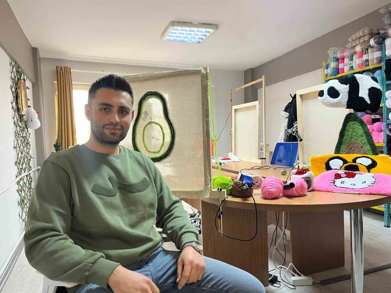 tum-birikimi-ile-actigi-hali-dokuma-atolyesinde-hayallerini-kumasa-dokuyor