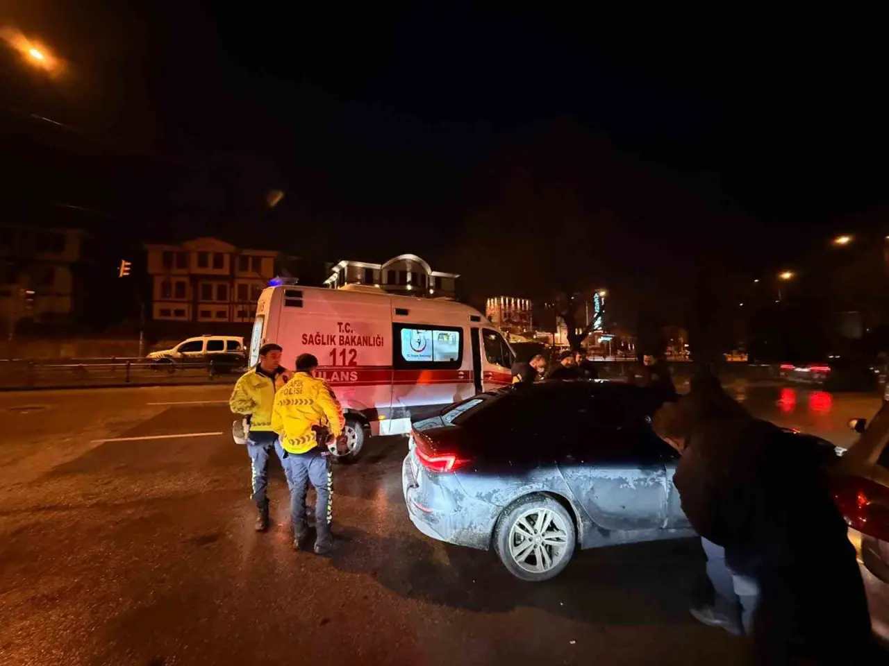 direksiyon-basinda-sizip-kaza-yapan-surucu-3-saatlik-ugras-sonunda-cam-kirilarak-uyandirdi