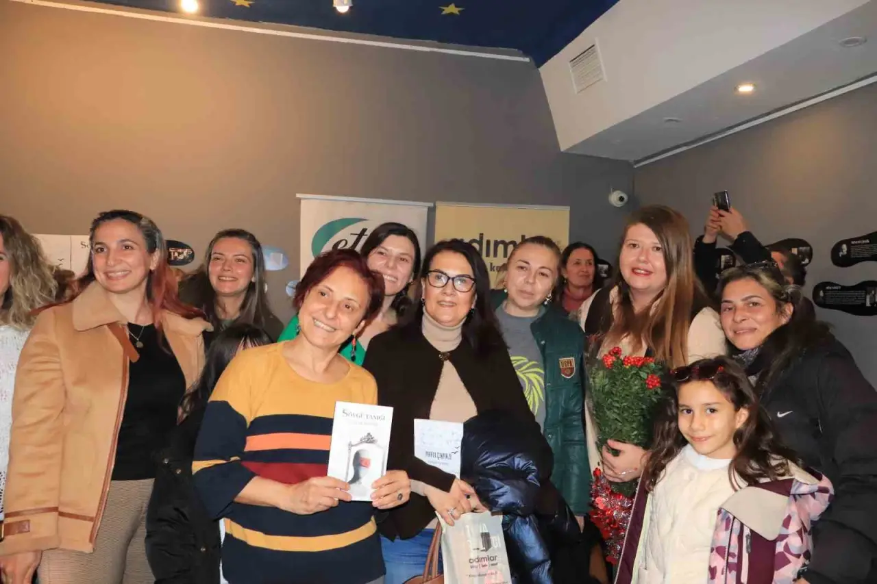 duygularin-ortak-rengi-iki-akademisyen-yazardan-siirin-bam-teli-uzerine