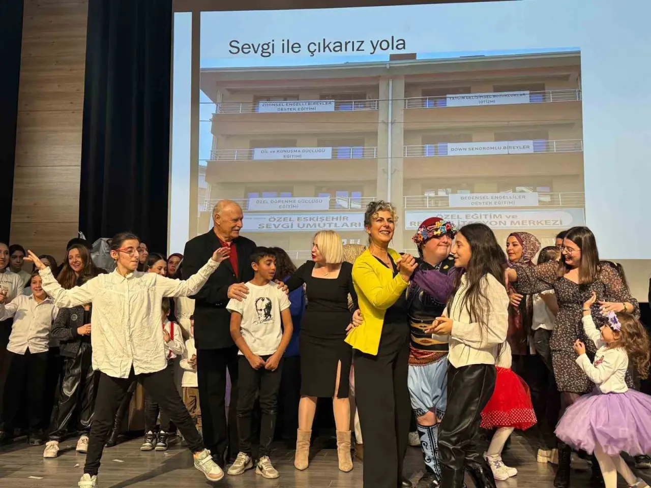 ozel-ogrenciler-gonullerince-eglendi