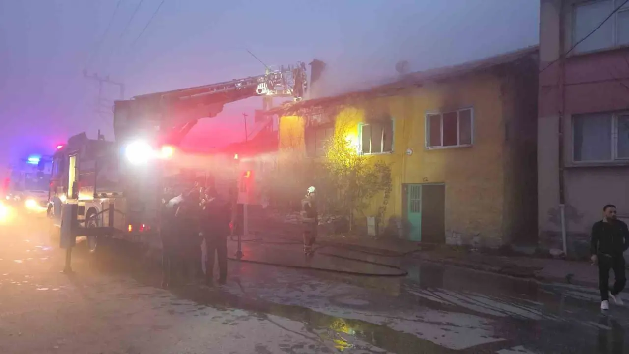 kutahyada-ahsap-evde-cikan-yanginda-85-yasindaki-kadin-hayatini-kaybetti