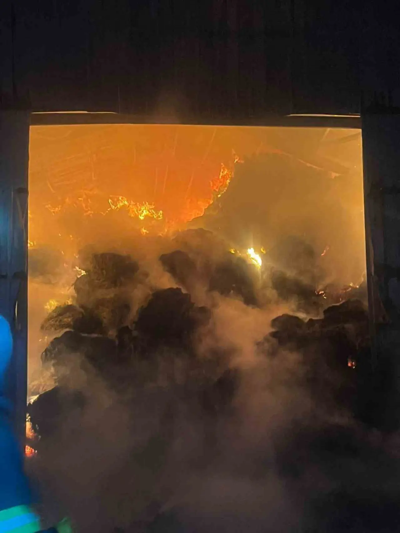 sabaha-kadar-suren-yanginda-ciftlik-kul-oldu