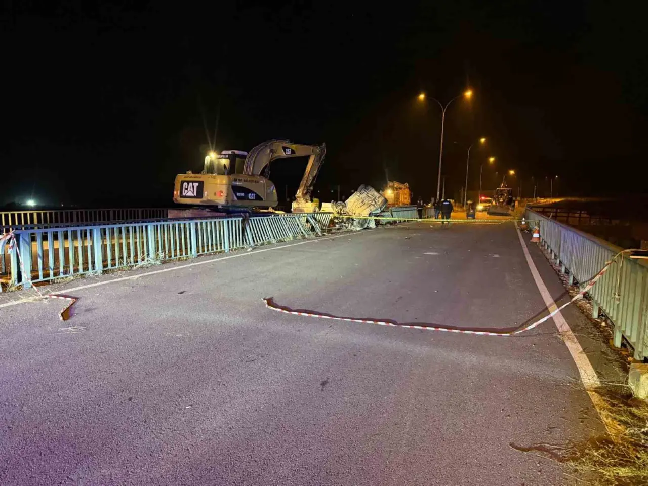 kopru-demirlerine-carpan-arac-hurdaya-dondu-1-olu-3-yarali