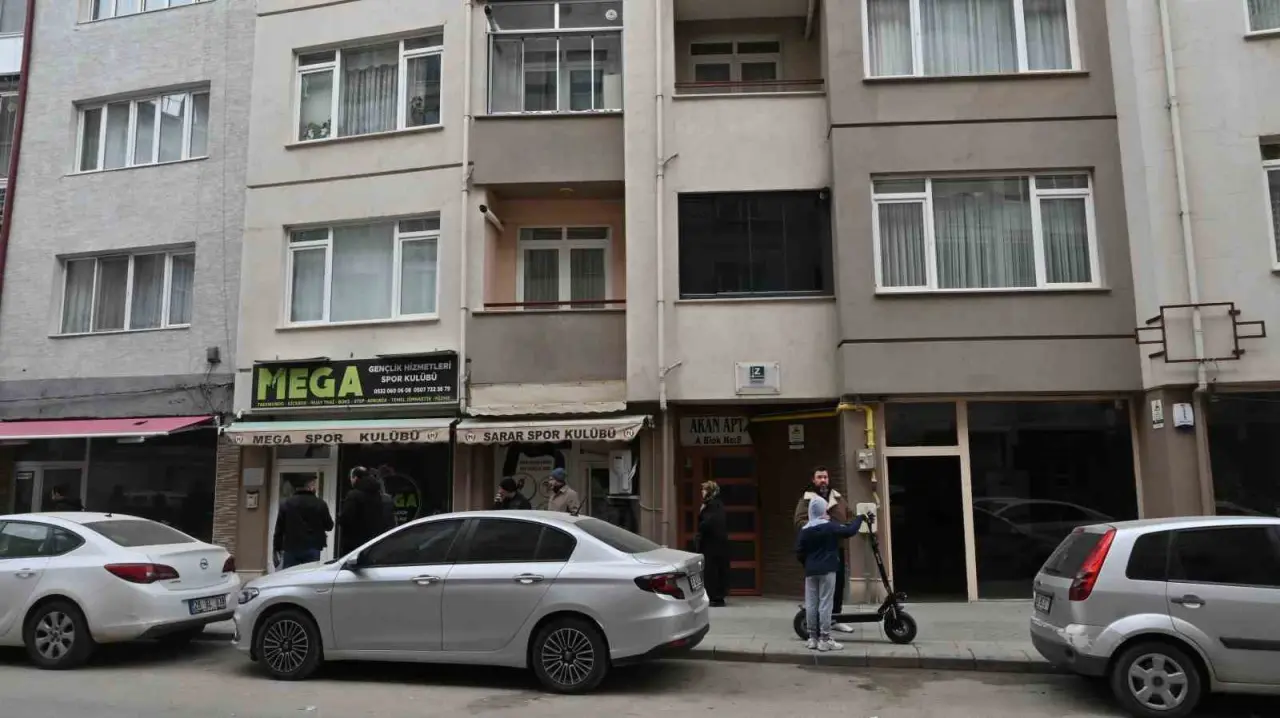 kollarindan-ve-kafasindan-yaralanan-genc-hastaneye-kaldirildi-fail-araniyor