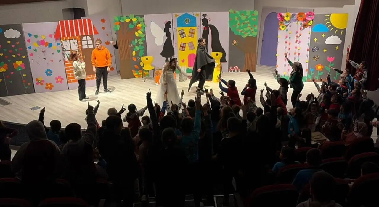 dpu-egitim-fakultesi-ogrencilerinden-begeni-toplayan-tiyatro-gosterimi