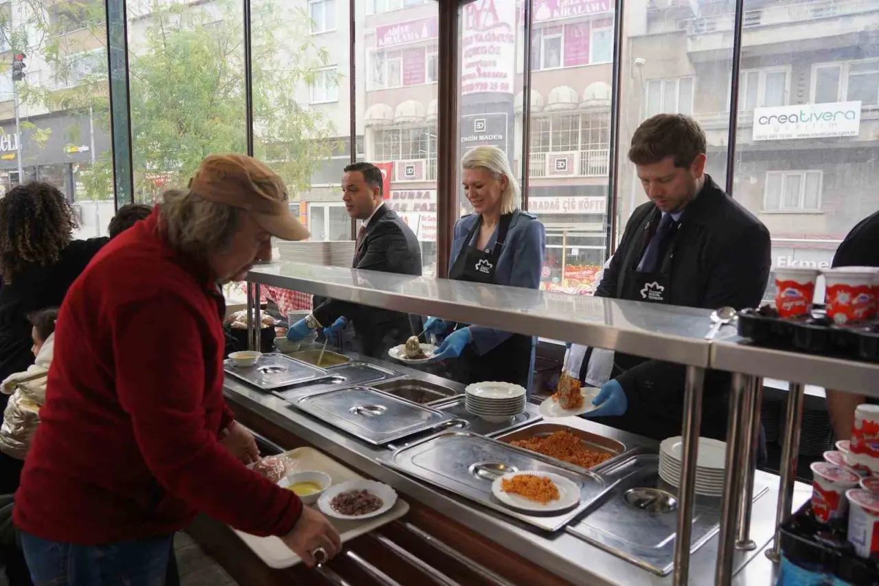 bilecikli-sehit-ilhan-onganin-anisina-binlerce-kisiye-ucretsiz-yemek-dagitildi