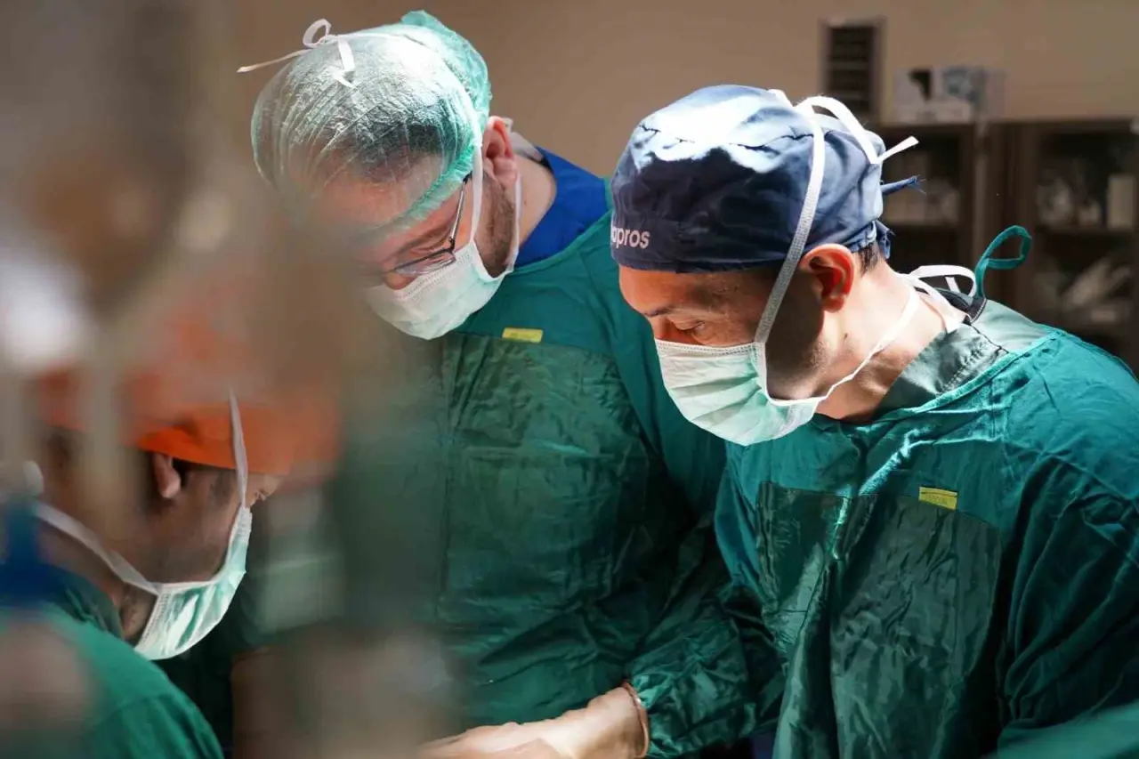 bilecikte-ilk-defa-karin-zari-acilmadan-rahim-koruyucu-sakrokolpopeksi-ameliyati-yapildi