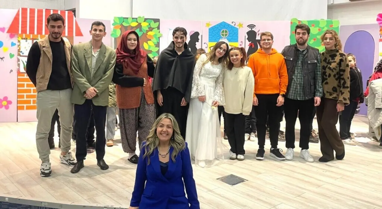 dpu-egitim-fakultesi-ogrencilerinden-begeni-toplayan-tiyatro-gosterimi