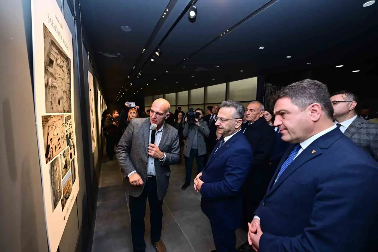 kazi-calismalarinda-ortaya-cikarilan-tarihi-eserlerin-fotograflarindan-olusan-sergi-acildi