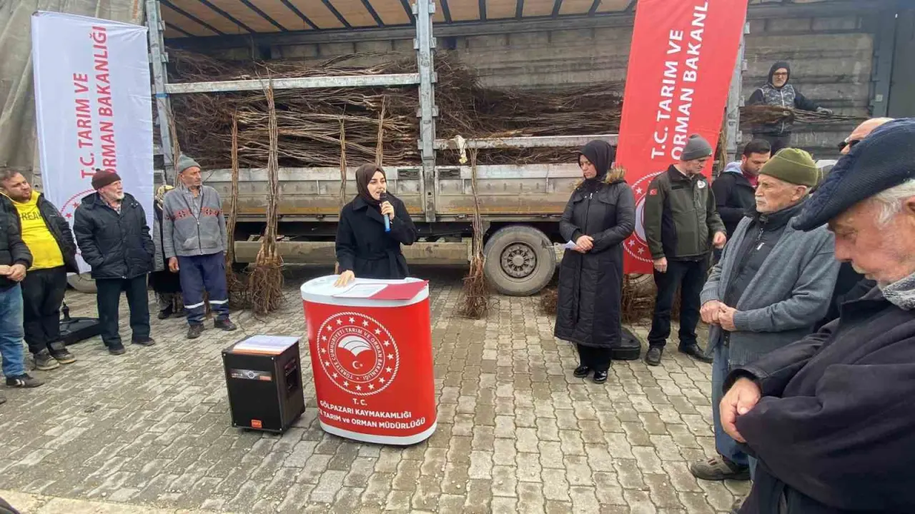 bilecikte-143-ureticiye-11-bin-fidan-hibe-edildi