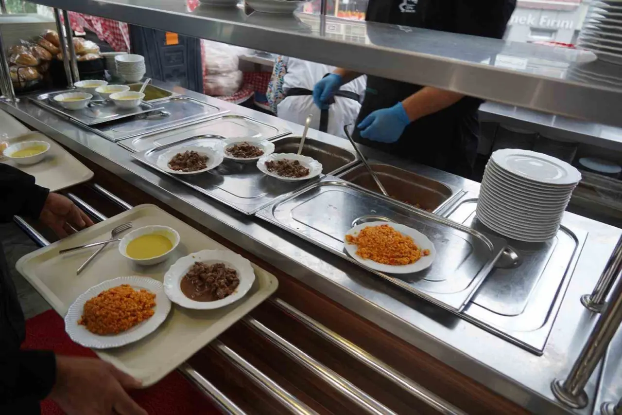 bilecikli-sehit-ilhan-onganin-anisina-binlerce-kisiye-ucretsiz-yemek-dagitildi