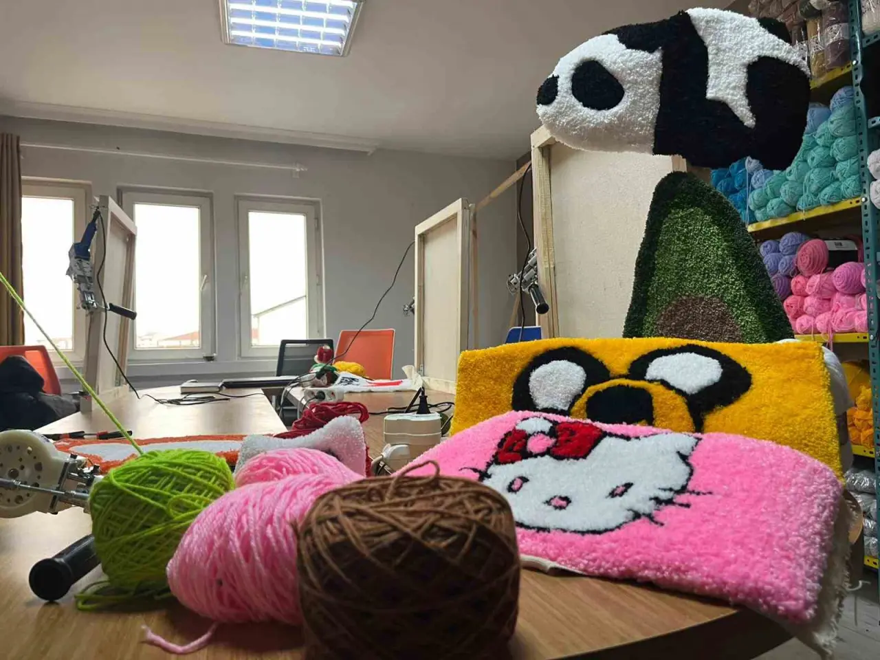 tum-birikimi-ile-actigi-hali-dokuma-atolyesinde-hayallerini-kumasa-dokuyor