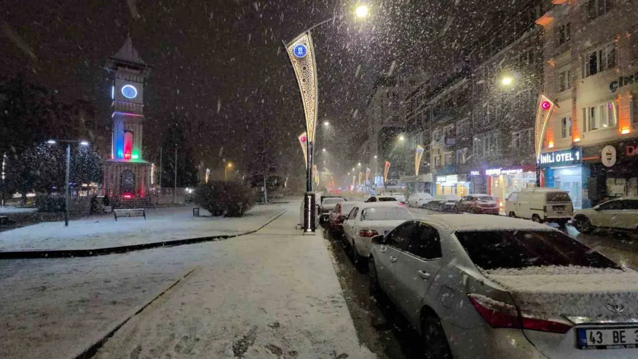 kutahyada-kar-yagisi-kenti-beyaza-burudu