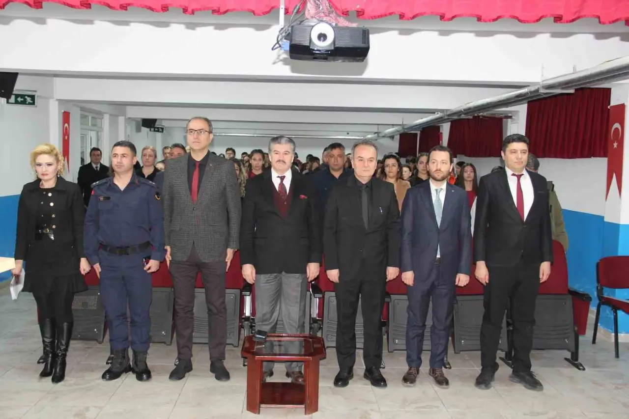 murat-atilgan-ortaokulunda-dunya-turk-dili-ailesi-gunu-programi-yapildi