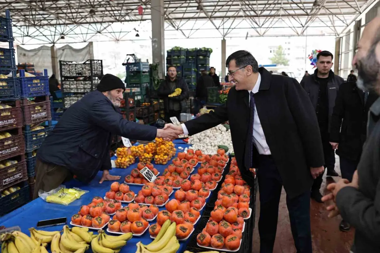 baskan-eyup-kahveci-fatih-mahallesi-semt-pazarinda-esnaf-ve-vatandaslarla-bulustu