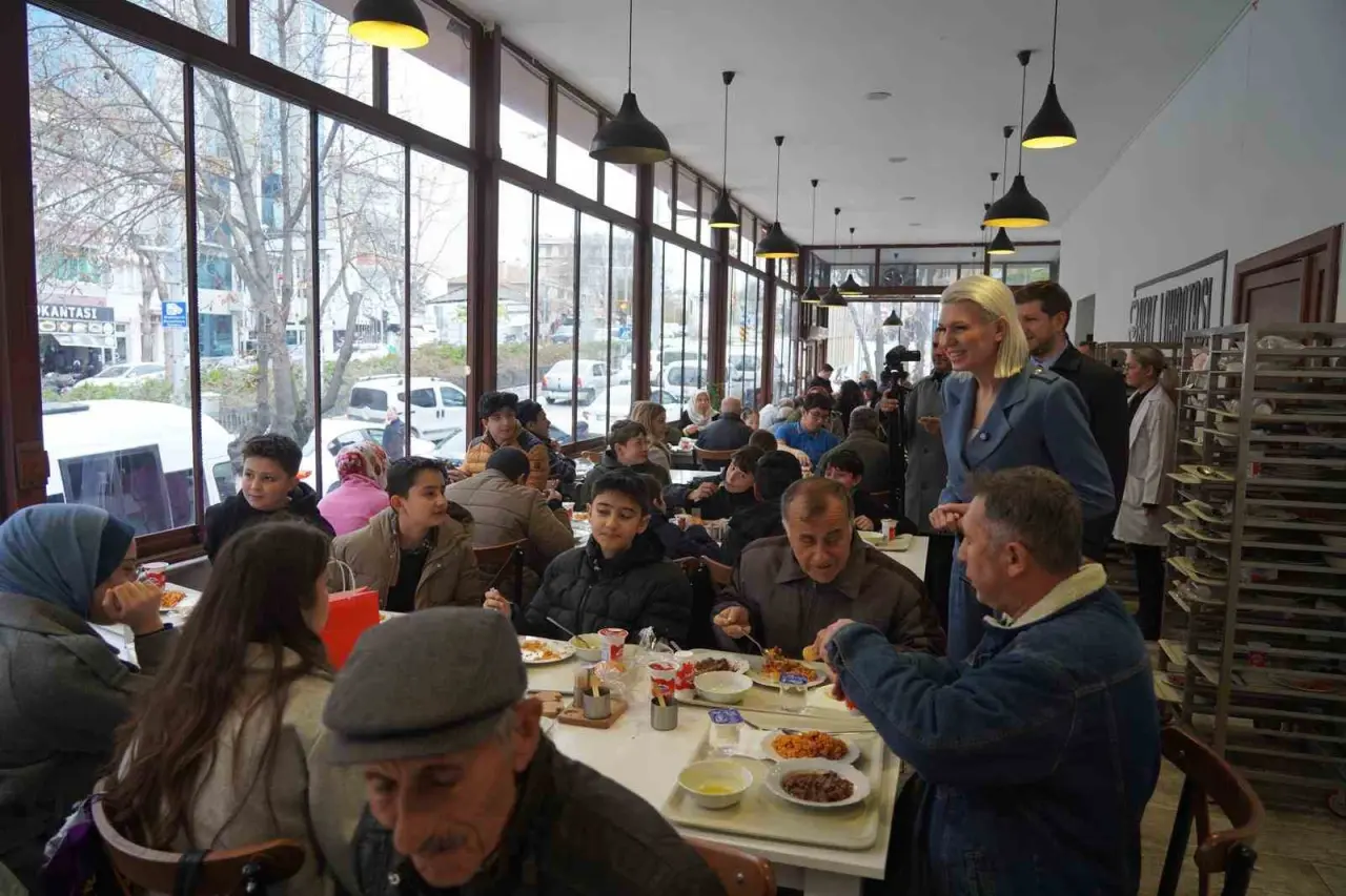 bilecikli-sehit-ilhan-onganin-anisina-binlerce-kisiye-ucretsiz-yemek-dagitildi