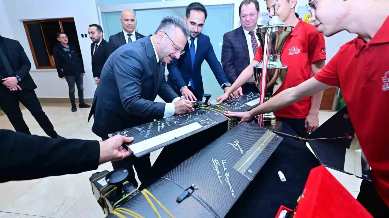 teknofestte-derece-elde-eden-ogrenciler-vali-aksoyu-ziyaret-etti