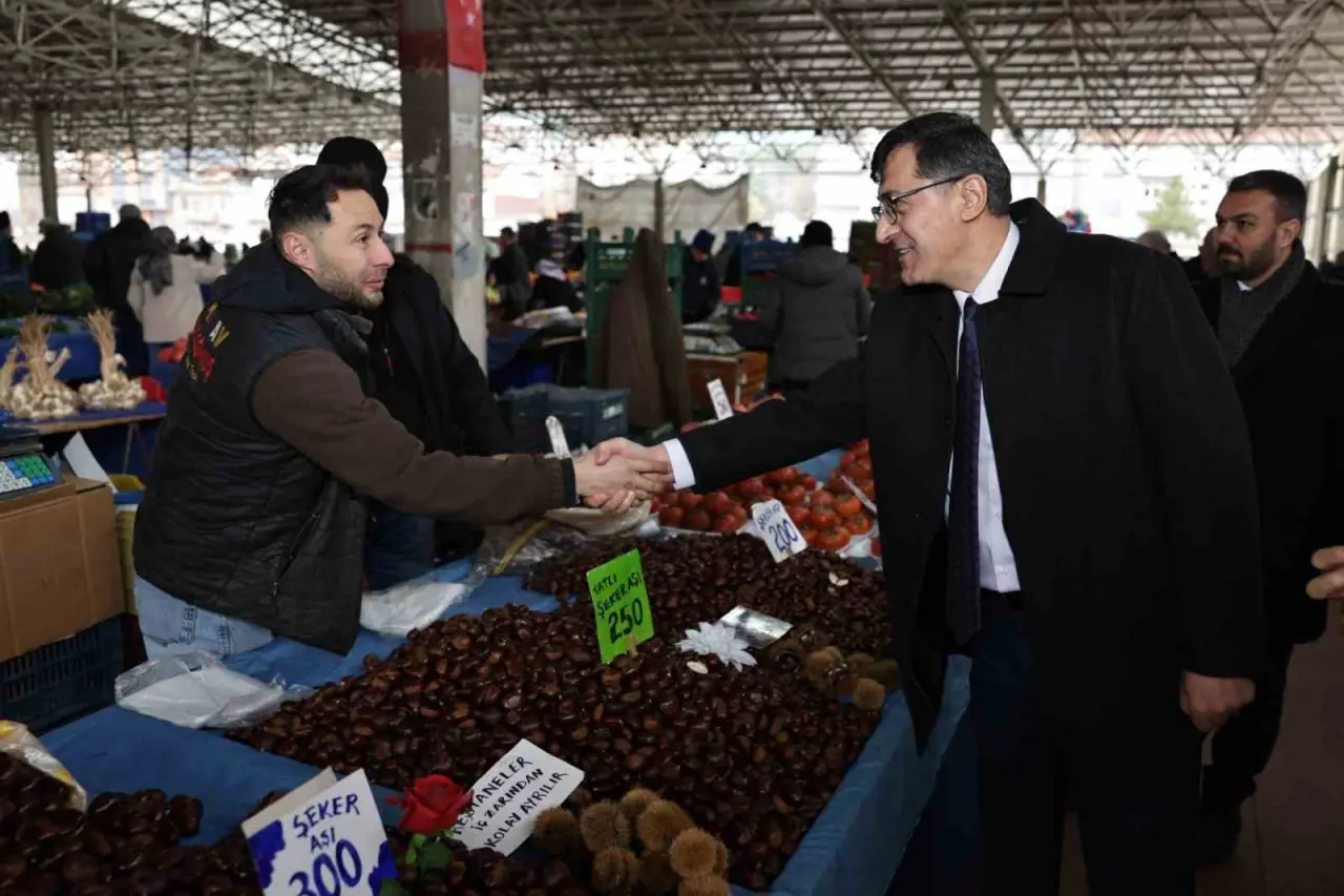 baskan-eyup-kahveci-fatih-mahallesi-semt-pazarinda-esnaf-ve-vatandaslarla-bulustu