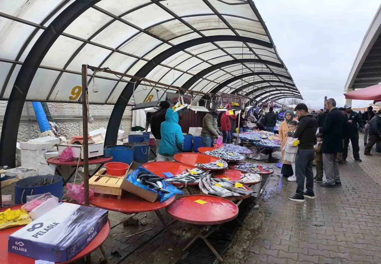 havalarin-sogumasiyla-balik-tezgahlarinda-alisverisler-hizlandi