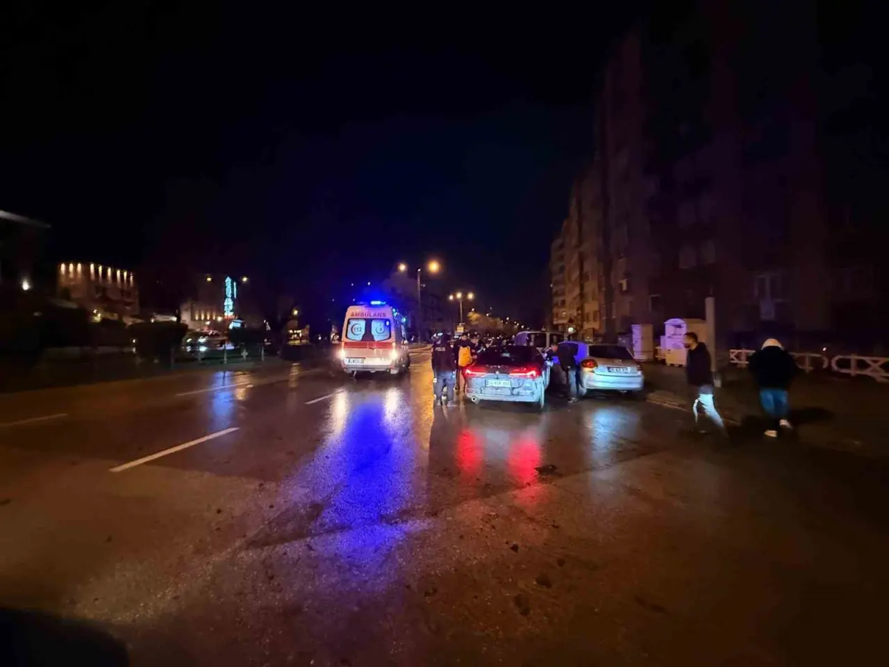 direksiyon-basinda-sizip-kaza-yapan-surucu-3-saatlik-ugras-sonunda-cam-kirilarak-uyandirdi