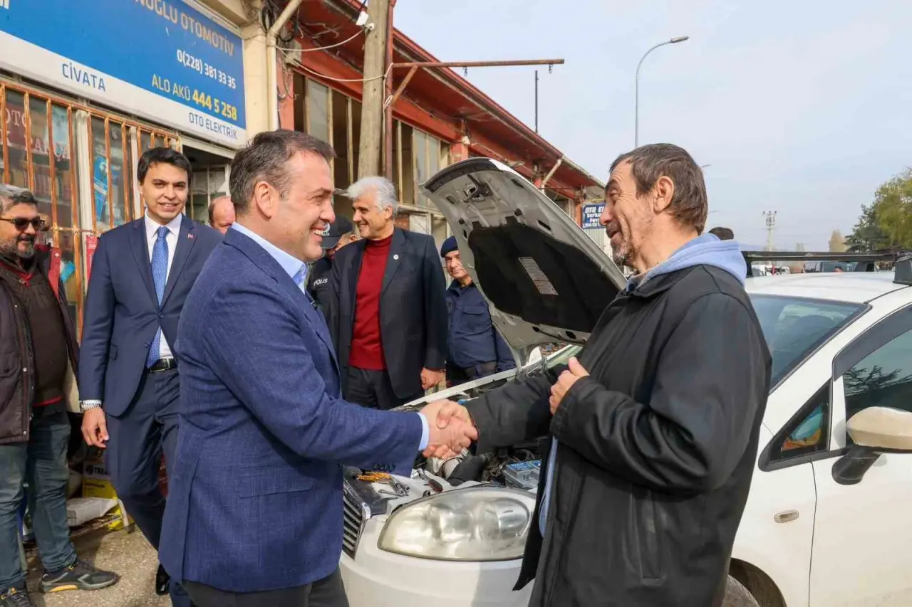 vali-sozer-pazaryeri-kucuk-sanayi-sitesinde-esnafla-bulustu