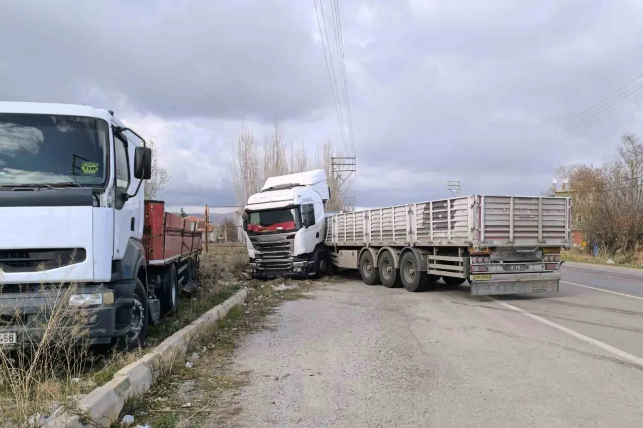 tirin-bir-baska-tira-arakadan-carptigi-kazada-faciadan-donuldu