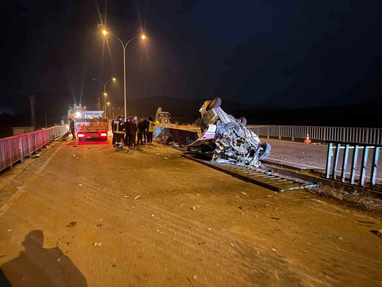 kopru-demirlerine-carpan-arac-hurdaya-dondu-1-olu-3-yarali