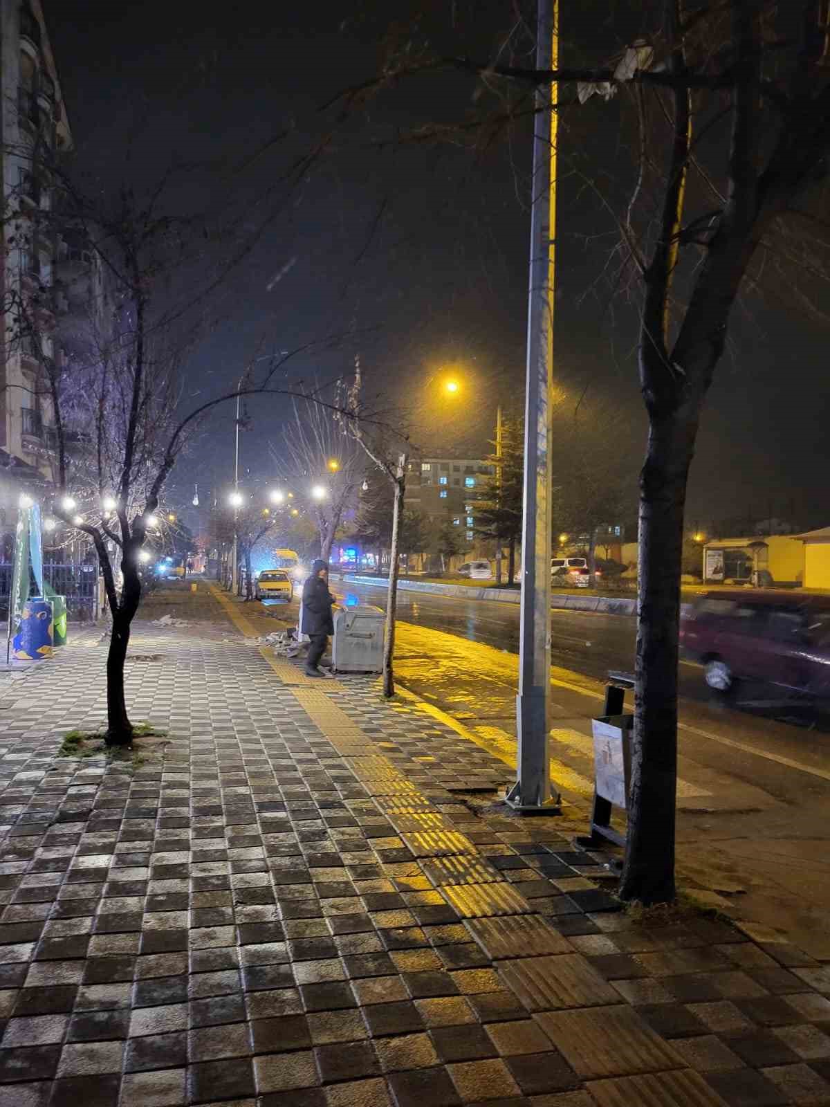 afyonkarahisarda-beklenen-kar-yagisi-basladi