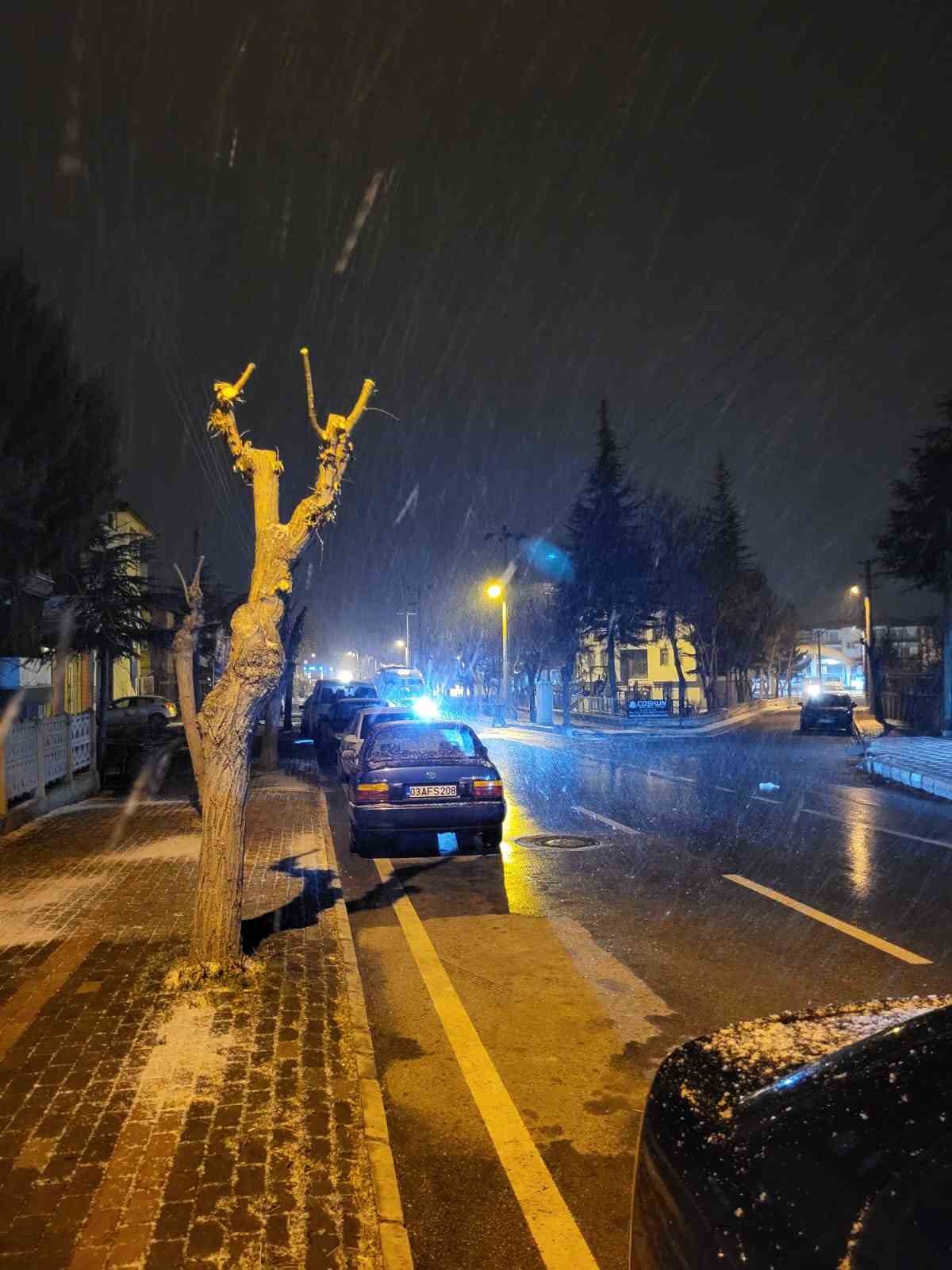 afyonkarahisarda-beklenen-kar-yagisi-basladi