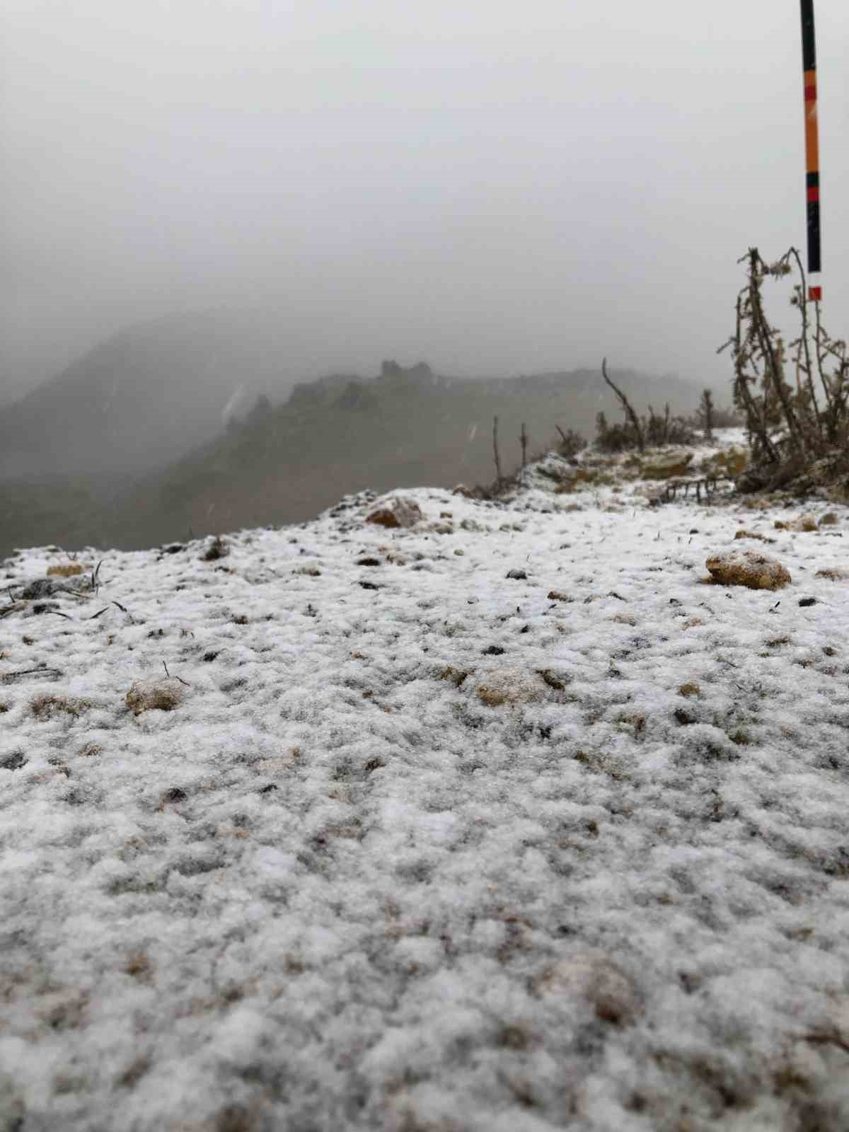 afyonkarahisarda-kar-yagisi-yuksek-kesimlerde-etkili-oldu