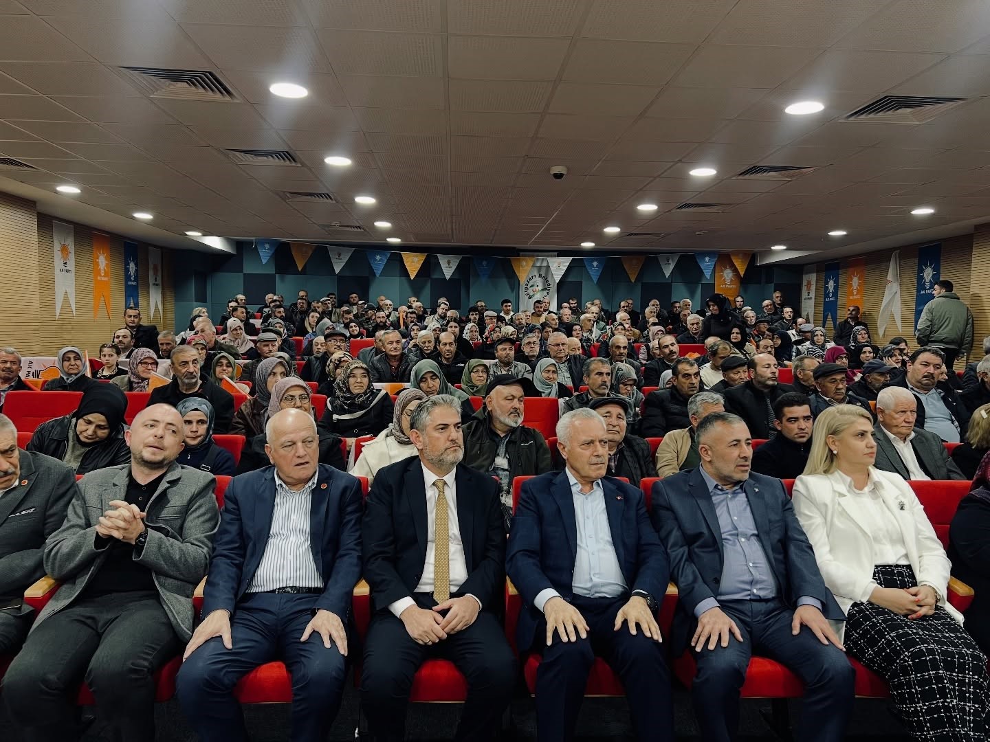 ak-partinin-golpazari-cikarmasi-buyuk-ilgi-gordu