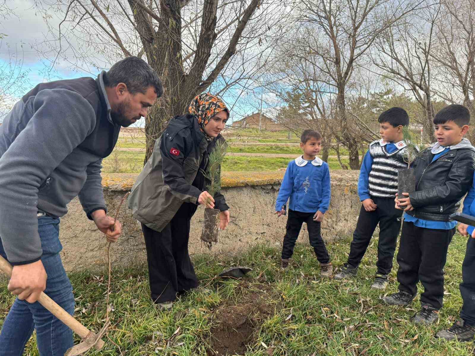 altintasta-ogrenciler-fidanlari-toprakla-bulusturdu