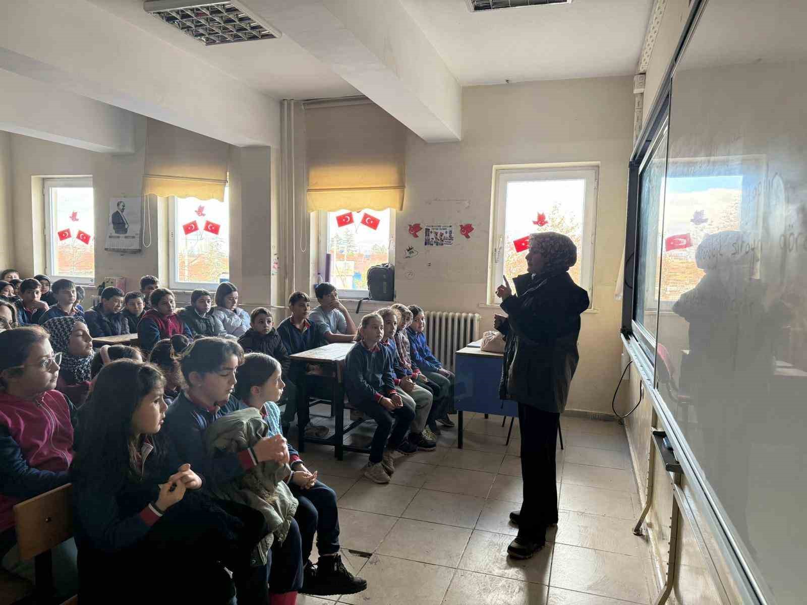 altintasta-ogrenciler-fidanlari-toprakla-bulusturdu