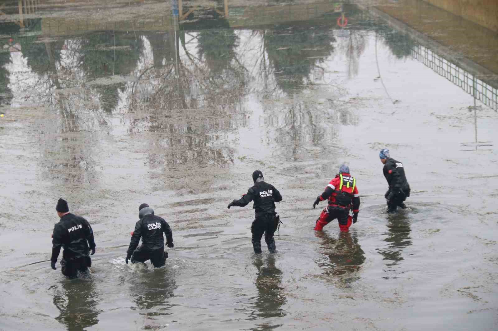 ankaradan-gelen-kurbaga-adamlar-da-kayip-ogretmenin-arama-calismasina-katildi