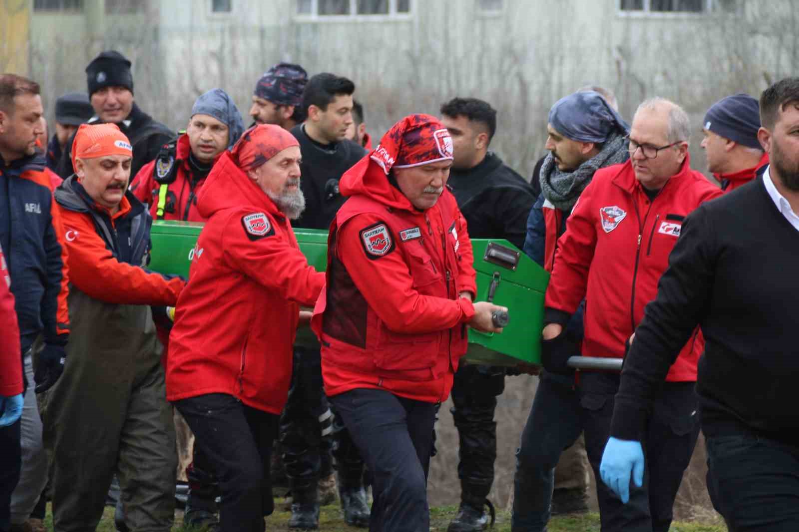 arandigi-yerden-2-kilometre-otede-bulunan-ogretmenin-cenazesi-otopsi-icin-morga-kaldirildi
