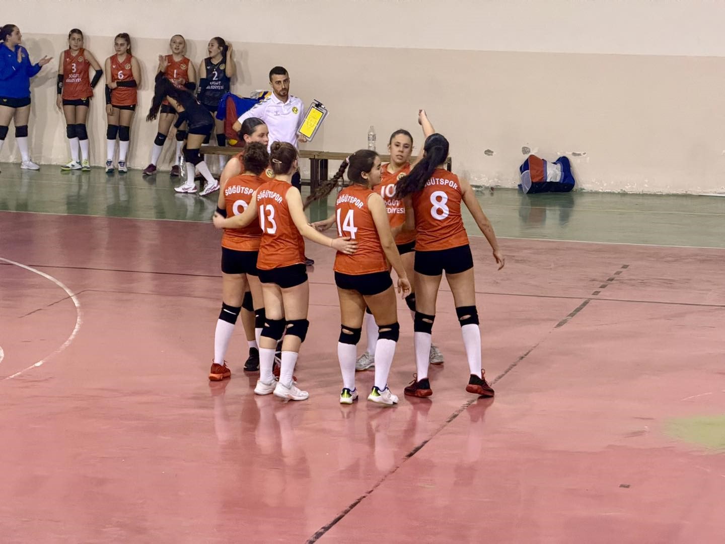 baskan-durguttan-sogutspor-voleybol-takimina-tribun-destegi